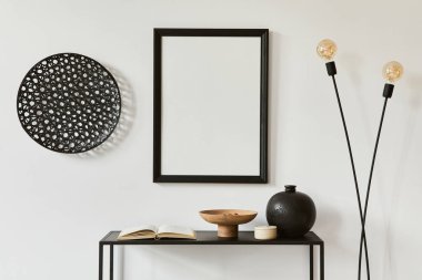 Poster iskeleti, metal raf, endüstriyel lamba ve kişisel aksesuarlarla süslenmiş yaratıcı oda iç tasarımının minimalist stil kompozisyonu. Siyah ve beyaz konsept. Şablon.