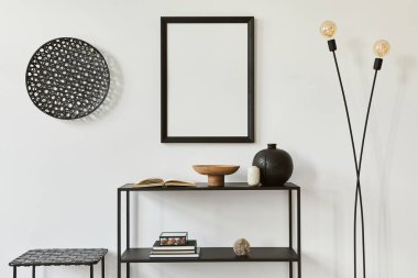 Poster çerçevesi, metal raf, endüstriyel lamba ve kişisel aksesuarlarla dekore edilmiş minimalist bir oda tasarımı. Siyah ve beyaz konsept. Şablon.