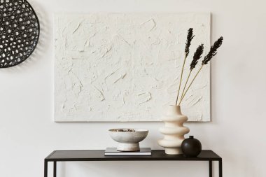 Yaratıcı odanın iç dekorasyonunun minimalist kompozisyonu. Yapı boyası, metal raf ve kişisel aksesuarlar. Siyah ve beyaz konsept. Şablon.