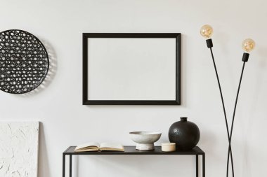 Poster çerçevesi, metal raf, endüstriyel lamba ve kişisel aksesuarlarla dekore edilmiş minimalist bir oda tasarımı. Siyah ve beyaz konsept. Şablon.