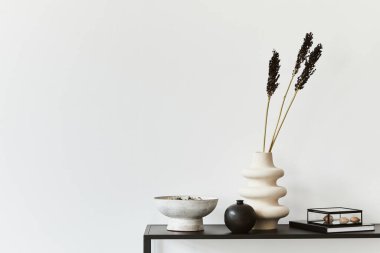 Fotokopi alanı, metal raf ve kişisel aksesuarları olan minimalist yaratıcı odanın şık kompozisyonu. Siyah ve beyaz konsept. Şablon.