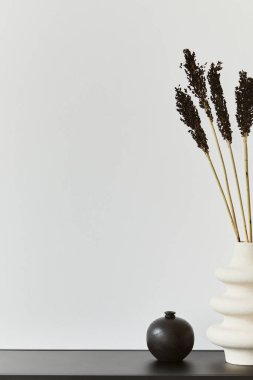 Fotokopi alanı, metal raf ve kişisel aksesuarları olan yaratıcı oda iç tasarımının minimal stil kompozisyonu. Siyah ve beyaz konsept. Şablon.