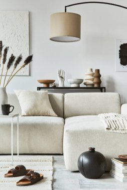 Poster çerçevesi ve yapı boyası, köşedeki kanepe, sehpa, tekstil ve kişisel aksesuarları olan yaratıcı bir iç mekan. İskandinav klasiği.