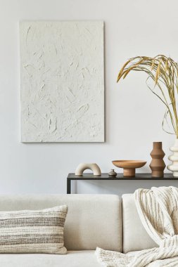 Yaratıcı oturma odası iç tasarımının şık bir kompozisyonu. Yapı boyası, köşe koltuğu, sehpa, tekstil ve kişisel aksesuarlar. İskandinav klasiği. Şablon,