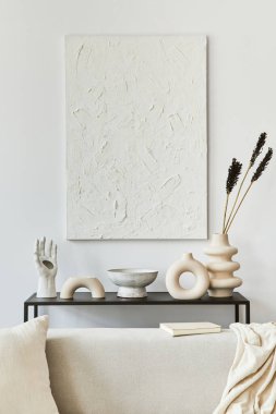 Yaratıcı oturma odası iç tasarımının şık bir kompozisyonu. Yapı boyası, köşe koltuğu, sehpa, tekstil ve kişisel aksesuarlar. İskandinav klasiği. Şablon,