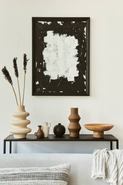 Fotokopi alanı, kanepe, sehpa, tekstil ve kişisel aksesuarları olan şık ve rahat bir oturma odası iç tasarım kompozisyonu. İskandinav klasiği.