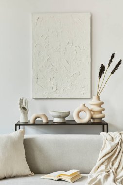 Oturma odası iç tasarımının şık ve rahat bir kombinasyonu. Yapı boyası, köşe koltuğu, sehpa, tekstil ve kişisel aksesuarlar. İskandinav klasiği. Şablon,