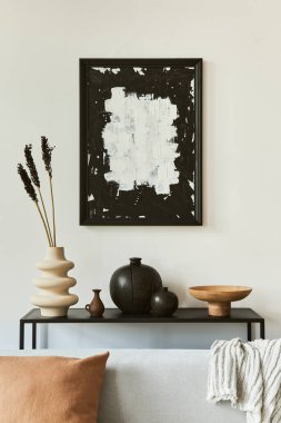 Poster çerçevesi, kanepe, sehpa, tekstil ve kişisel aksesuarlarla dekore edilmiş şık bir iç dekorasyon. İskandinav klasiği. Şablon.