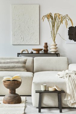 Poster çerçevesi ve yapı boyası, köşedeki kanepe, sehpa, tekstil ve kişisel aksesuarları olan yaratıcı bir iç mekan. İskandinav klasiği.