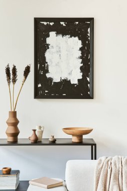 Poster çerçevesi, kanepe, sehpa, tekstil ve kişisel aksesuarlarla dekore edilmiş rahat oturma odasının yaratıcı kompozisyonu. İskandinav klasiği. Şablon.