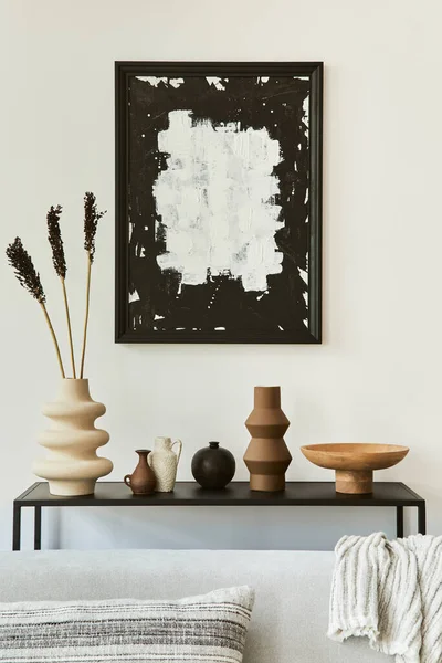 Fotokopi alanı, kanepe, sehpa, tekstil ve kişisel aksesuarları olan şık ve rahat bir oturma odası iç tasarım kompozisyonu. İskandinav klasiği.