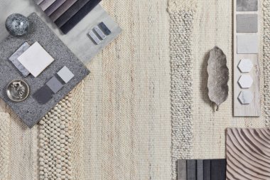 Bina, bej tekstil ve doğal malzemeler ve kişisel aksesuarlar örnekleriyle birlikte yaratıcı mimari ahşap kompozisyonun düz dizaynı. Üst görünüm, şablon.