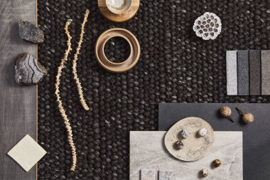 Yapı, kahverengi tekstil ve doğal malzemeler ve şahsi aksesuarlarla mimari ahşap döşeme kompozisyonu. Üst görünüm, şablon.