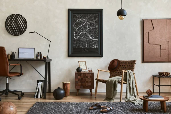 Kreative Komposition Eleganter Maskuliner Wohnzimmereinrichtung Mit Attrappe Posterrahmen Braunem Sessel — Stockfoto