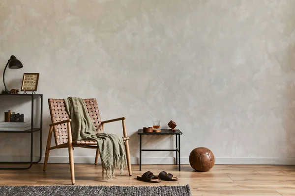 Stilvolle Komposition Aus Elegantem Maskulinen Wohnzimmerinterieur Mit Kopierraum Braunem Sessel — Stockfoto