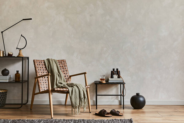 Творческая композиция интерьера элегантной мужской гостиной с копировальным пространством, коричневым креслом, промышленными полками и личными аксессуарами. Шаблон.  