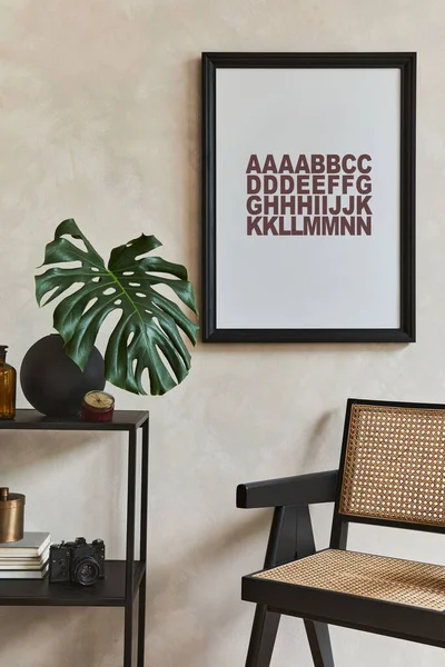 Elegante Maskuline Wohnzimmergestaltung Mit Posterrahmen Attrappe Braunem Sessel Industriellem Geometrischem — Stockfoto