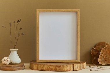 Minimalist oda iç tasarımının şık kompozisyonu poster çerçevesi, ahşap ve marbel olarak doğal malzemeler, kuru bitkiler ve kişisel aksesuarlar. Tarafsız ve sarı renkler, şablon.