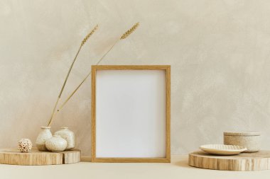 Poster çerçevesi, ahşap ve marbel gibi doğal malzemeler, kuru bitkiler ve kişisel aksesuarlarla donatılmış rahat iç tasarımın şık kompozisyonu. Nötr bej renkler, şablon.