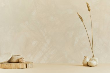 Fotokopi alanı olan minimal iç tasarım, ahşap ve marbel gibi doğal malzemeler, kuru bitkiler ve kişisel aksesuarlar. Nötr bej renkler, şablon.