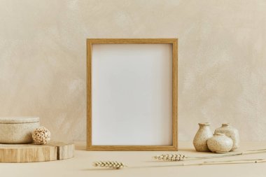 Poster çerçevesi, ahşap ve marbel olarak doğal malzemeler, kuru bitkiler ve kişisel aksesuarlarla süslenmiş rahat minimalist iç tasarımın şık bileşimi. Nötr bej renkler, şablon.