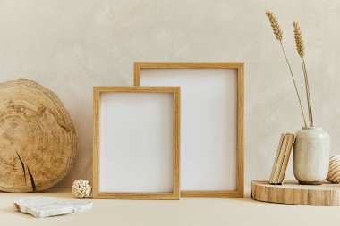 Poster çerçevesi, ahşap ve marbel gibi doğal malzemeler, kuru bitkiler ve kişisel aksesuarlarla donatılmış rahat iç tasarımın şık kompozisyonu. Nötr bej renkler, şablon.