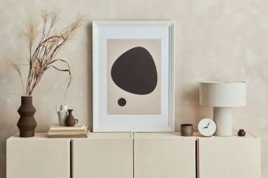 Poster çerçevesi, klozet ve kişisel aksesuarlarla donatılmış rahat oturma odası iç tasarımı. Modern tarz. Şablon.