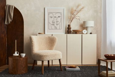 Poster çerçevesi, kabarık koltuk, katlanır ekran, sehpa, tuvalet ve kişisel aksesuarlarla süslü rahat oturma odasının yaratıcı kompozisyonu. Modern tarz. Şablon.