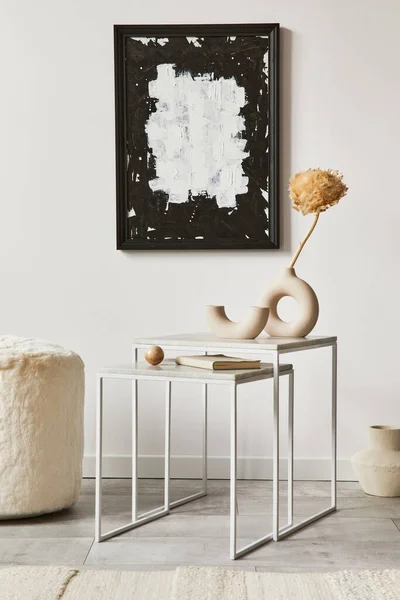风格别致的客厅室内设计 附有仿制的招贴画框 咖啡桌和个人配饰 现代古典风格 — 图库照片