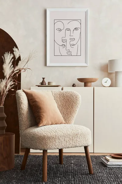 Kompozycja Kreatywnego Wystroju Wnętrz Salonu Makietą Ramki Plakatu Puszystym Fotelem — Zdjęcie stockowe