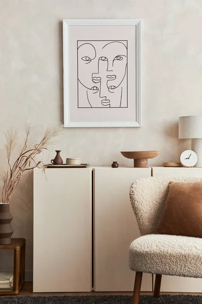 거실의 창의적 디자인 포스터 프레임 안락의자 테이블 개인용 액세서리가 멋지게 — 스톡 사진