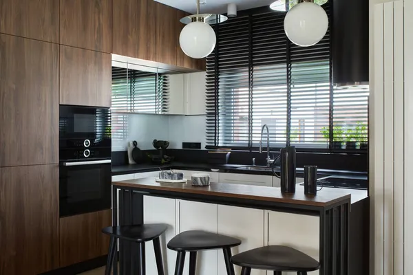 Minimalista Moderno Painel Marrom Cozinha Interior Com Cozinha Biuld Ilha — Fotografia de Stock