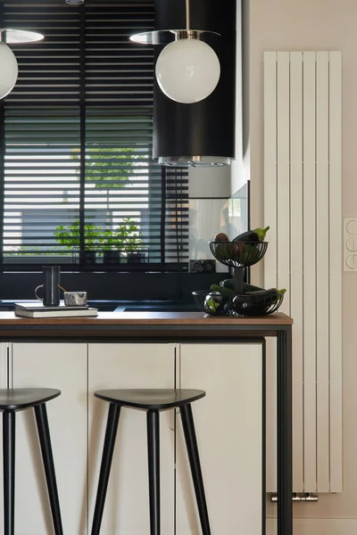 Moderne Kücheneinrichtung Mit Doppelküche Kücheninsel Und Barhockern Geometrische Formen Und — Stockfoto