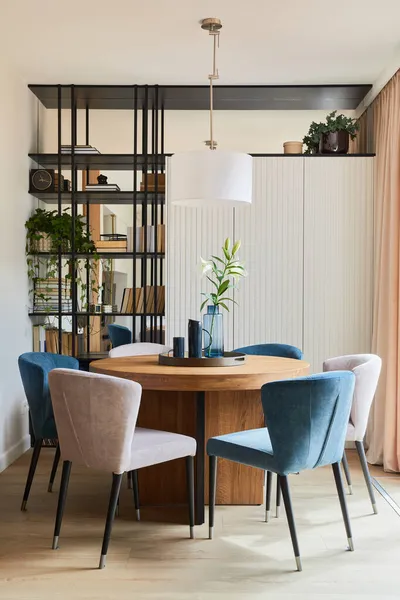 Ruang Makan Yang Elegan Komposisi Desain Interior Dengan Kursi Beludru Stok Gambar Bebas Royalti