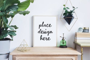Moda ev tasarımının yaratıcı kompozisyonu poster çerçevesi, ahşap tuvalet, tasarlanmış saksı ve aksesuarlarda bitkiler. Bitkiler ve doğa aşk konsepti. Şablon