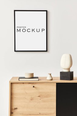 Poster çerçevesi, ahşap klozet, kitap, seramik kap ve zarif kişisel aksesuarları olan şık bir oturma odası. Minimalist ev dekorasyonu konsepti. Şablon.