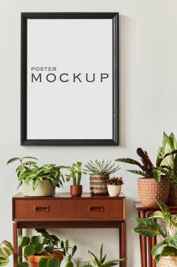 Samimi bitkilerin yaratıcı kompozisyonu ev dekorasyonu poster çerçevesi, ahşap mobilya ve farklı saksılarda farklı bitkiler. Ev bahçesi ve doğa aşk kavramları. Şablon