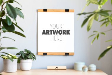 İskandinav odasının içinde bambu masasının üzerinde farklı hipster ve tasarım kaplarında güzel bitkiler bulunan fotoğraf çerçevesi var. Gri duvarlar. Modern ve çiçek kavramı.