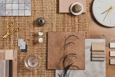 Yapı, turuncu tekstil ve doğal malzemeler ve şahsi aksesuarlarla birlikte yaratıcı mimarların ahşap kompozisyonu. Üst görünüm, şablon.