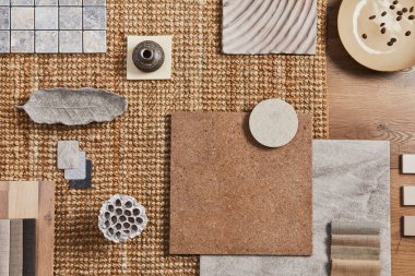 Yapı, turuncu tekstil ve doğal malzemeler ve şahsi aksesuarlarla birlikte yaratıcı mimarların ahşap kompozisyonu. Üst görünüm, şablon.