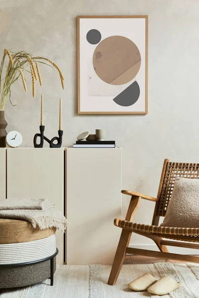时尚而现代的米黄色客厅内部的构图与模型海报框架 米黄色的木制餐具柜 扶手椅和Boho启发配件 复制空间 — 图库照片