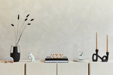 Bej büfe ve minimalist kişisel aksesuarları olan şık bir oturma odası kompozisyonu. Uzayı kopyala Şablon.