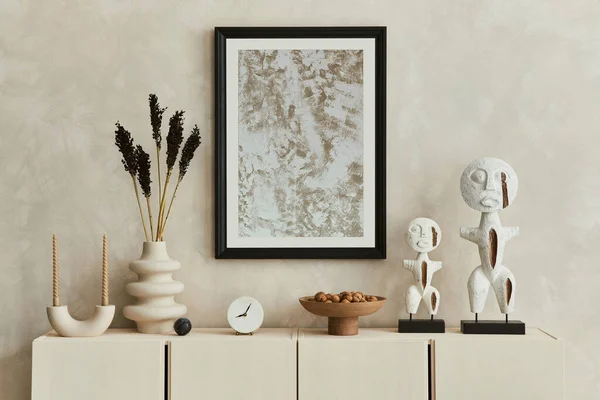 风格新颖的现代米色客厅室内设计 配有设计雕塑品 造型招贴画架 米色木制餐具柜及个人配饰 — 图库照片