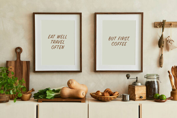 Стильная композиция современного дизайна кухонного интерьера с макетом постеров, бежевого буфета, овощей и ретро аксессуаров. Шаблон. Осенние вибрации.