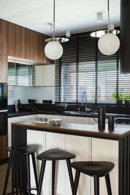 Modern mutfak iç dizaynı. Mutfak, mutfak, ada ve bar tabureleri. Geometrik biçimler ve şekiller. Ayrıntılar. Şablon. 
