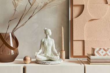Tasarlanmış heykel, yapı boyası, bej ahşap büfe ve Boho 'dan esinlenilmiş kişisel aksesuarlarla modern bej oturma odasının yaratıcı kompozisyonu. Şablon.