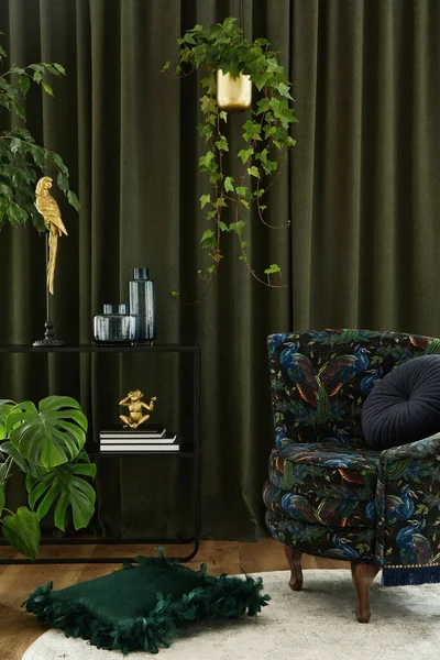 Sıra Dışı Oturma Odası Kompozisyonu Dizayn Edilmiş Koltuk Siyah Konsol — Stok fotoğraf