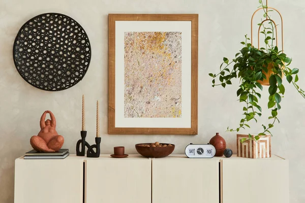 时尚而现代的米黄色客厅内部的构图与模型海报框架 米黄色木制餐具柜 植物和Boho启发配件 — 图库照片