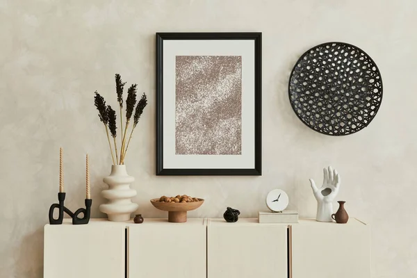 客厅内饰有造型海报框 米色餐具柜和个人配饰的风格构图 复制空间 — 图库照片