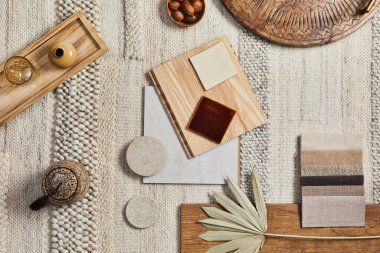 Bina, bej tekstil ve doğal malzemeler ve kişisel aksesuarlar örnekleriyle birlikte yaratıcı mimari ahşap kompozisyonun düz dizaynı. Üst görünüm, şablon.